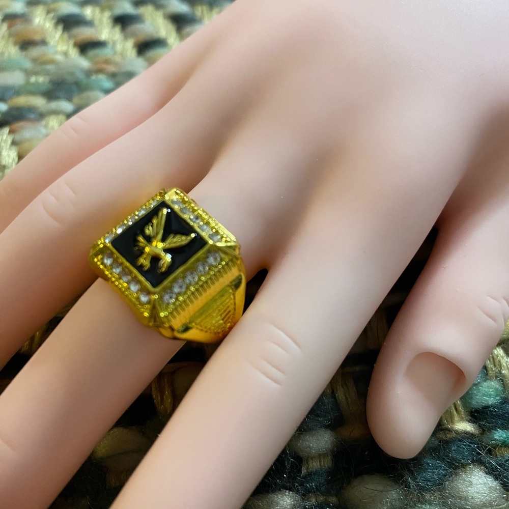 Costume Jewelry Eagle Ring black in gold tone band size 7/8
